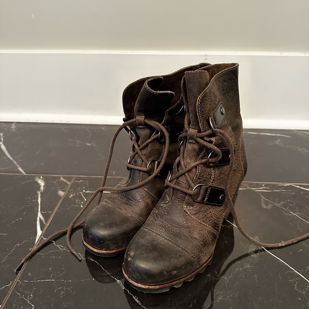 Sorel lace up wedge boot size 7.5